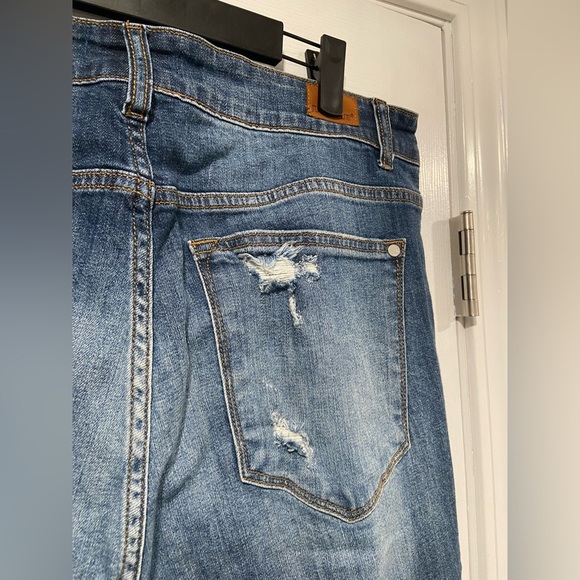 Judy Blue Size 16W Boyfriend Fit Distressed Straight Leg Medium Wash Denim Jeans - Picture 8 of 11